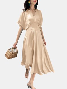 Plain dress with a V-neckline and pleats